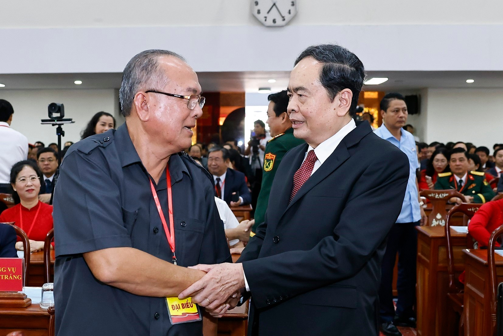 Chủ tịch Quốc hội Trần Thanh Mẫn với đại biểu dự Lễ Công bố Nghị quyết. (Ảnh: TTXVN) vna-potal-chu-tich-quoc-hoi-du-le-cong-bo-nghi-quyet-sap-nhap-don-vi-hanh-chinh-cap-tinh-tai-thanh-pho-can-tho-8121801.jpg