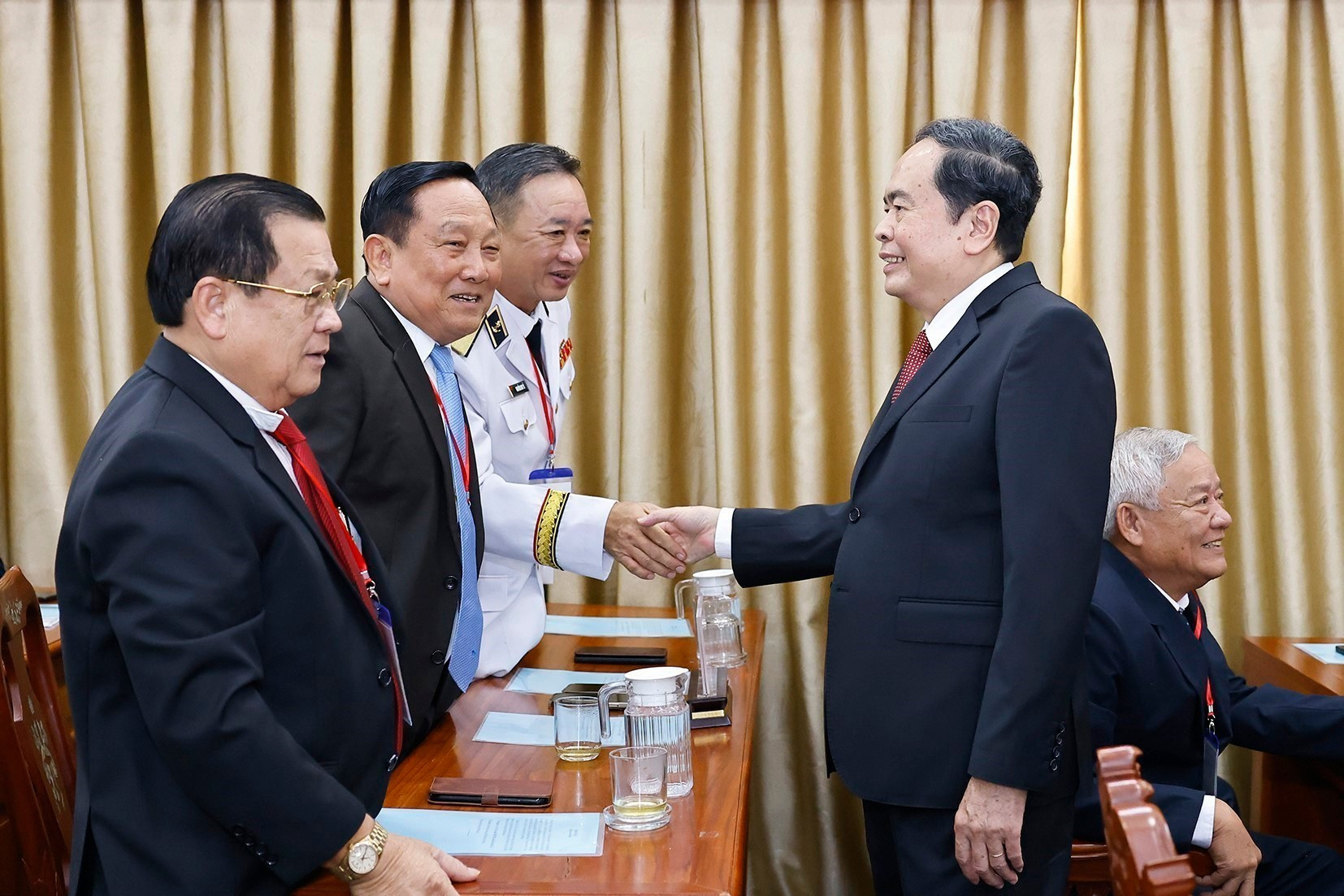 Chủ tịch Quốc hội Trần Thanh Mẫn với đại biểu dự Lễ Công bố Nghị quyết. (Ảnh: TTXVN) vna-potal-chu-tich-quoc-hoi-du-le-cong-bo-nghi-quyet-sap-nhap-don-vi-hanh-chinh-cap-tinh-tai-thanh-pho-can-tho-8121796.jpg