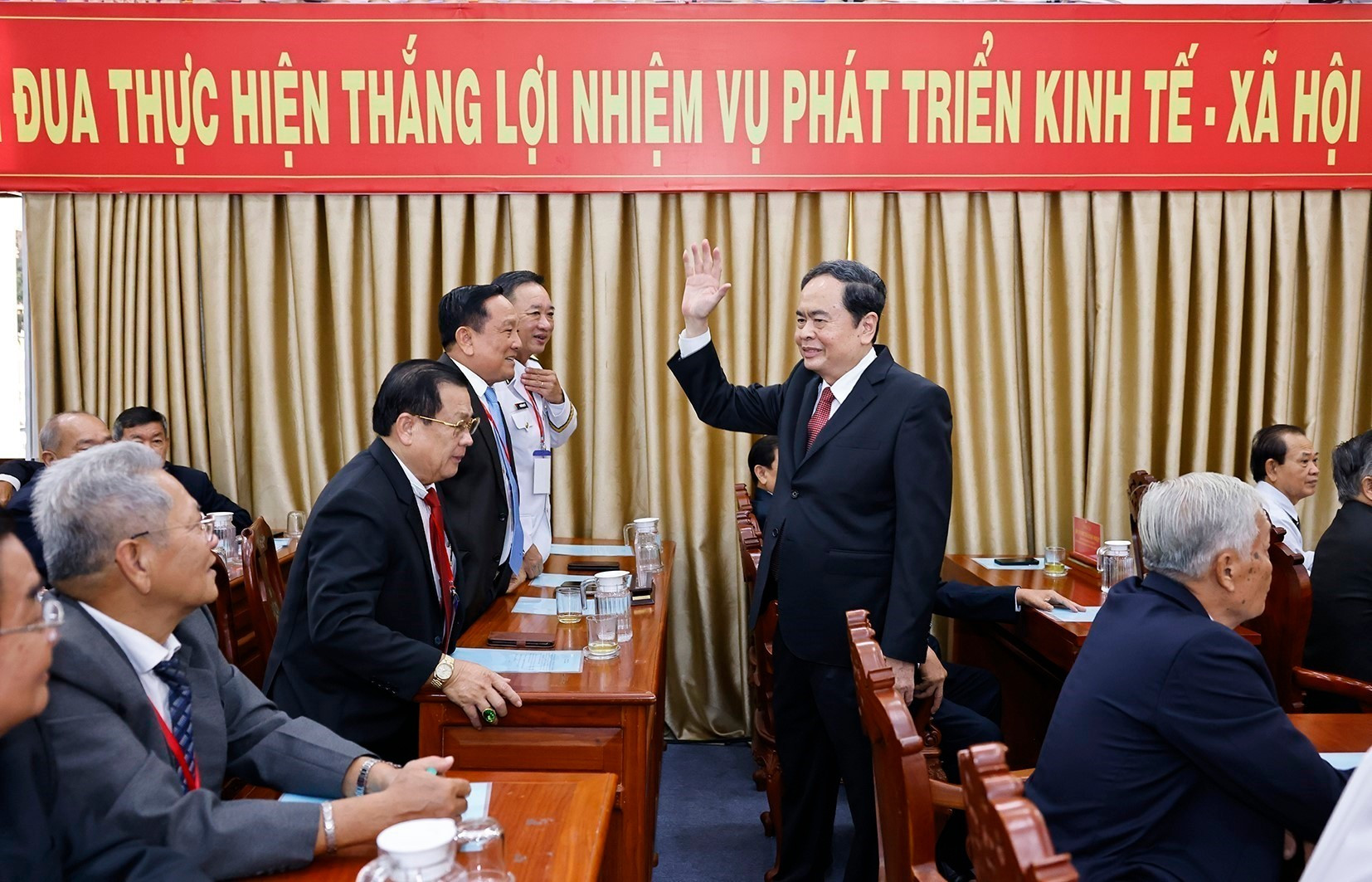 Chủ tịch Quốc hội Trần Thanh Mẫn với đại biểu dự Lễ Công bố Nghị quyết. (Ảnh: TTXVN) vna-potal-chu-tich-quoc-hoi-du-le-cong-bo-nghi-quyet-sap-nhap-don-vi-hanh-chinh-cap-tinh-tai-thanh-pho-can-tho-8121806.jpg
