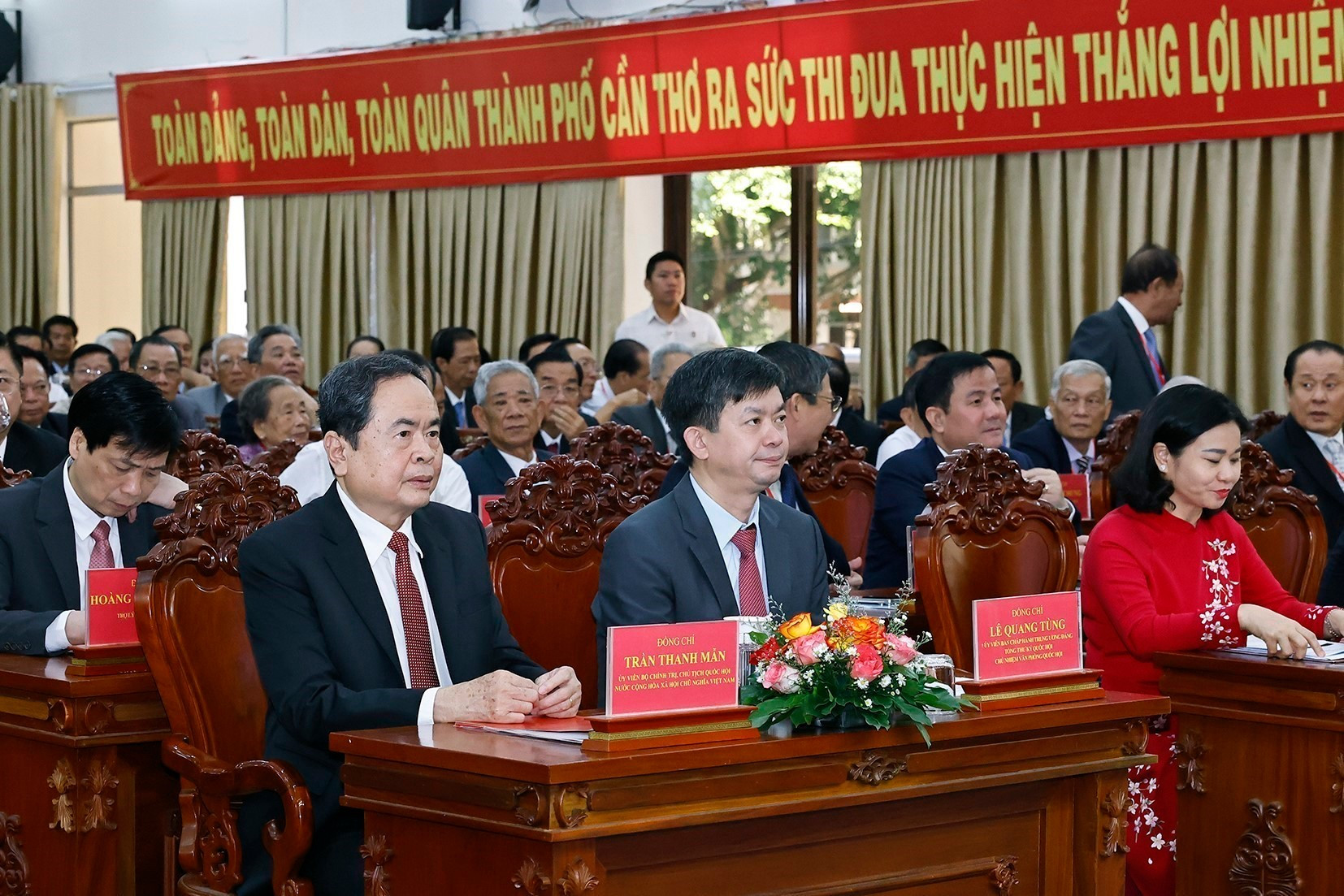 Chủ tịch Quốc hội Trần Thanh Mẫn với đại biểu dự Lễ Công bố Nghị quyết. (Ảnh: TTXVN) vna-potal-chu-tich-quoc-hoi-du-le-cong-bo-nghi-quyet-sap-nhap-don-vi-hanh-chinh-cap-tinh-tai-thanh-pho-can-tho-8121803.jpg