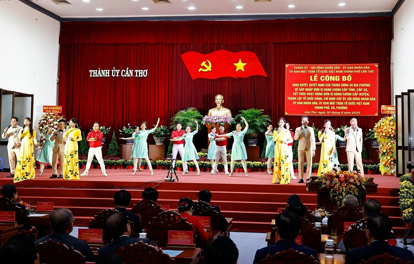 Tiết mục văn nghệ chào mừng tại Lễ Công bố Nghị quyết. (Ảnh: TTXVN) vna-potal-chu-tich-quoc-hoi-du-le-cong-bo-nghi-quyet-sap-nhap-don-vi-hanh-chinh-cap-tinh-tai-thanh-pho-can-tho-8121811.jpg