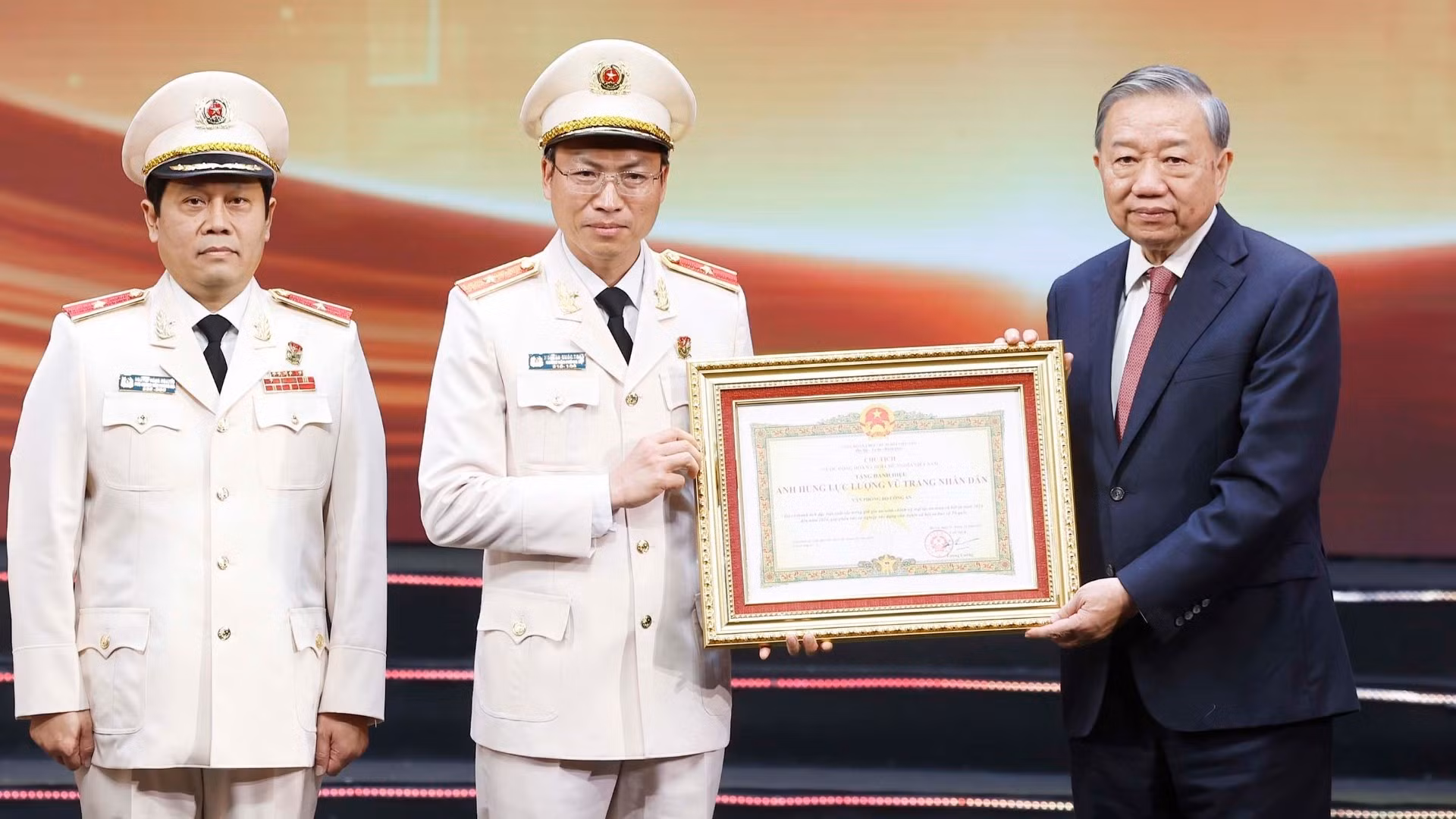 Tổng Bí thư, Chủ tịch nước Tô Lâm trao Danh hiệu Anh hùng lực lượng vũ trang nhân dân tặng Văn phòng Bộ Công an. (Ảnh: TTXVN)