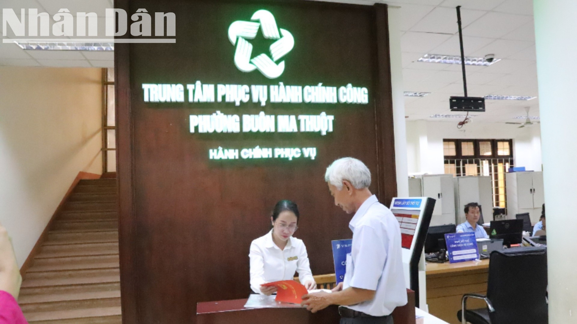 Người dân đến làm giải quyết thủ tục hành chính tại Trung tâm phục vụ hành chính công phường Buôn Ma Thuột.