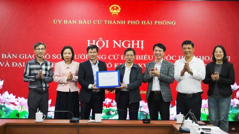 Ủy ban Bầu cử thành phố Hải Phòng vừa tổ chức hội nghị bàn giao hồ sơ người ứng cử đại biểu Quốc hội khóa XVI và đại biểu Hội đồng nhân dân thành phố nhiệm kỳ 2026-2031 cho Ban Thường trực Ủy ban Mặt trận Tổ quốc Việt Nam thành phố Hải Phòng.