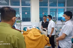 Giám đốc Sở Y tế Điện Biên (người đứng giữa bên phải ảnh) Phạm Giang Nam, thăm, động viên bệnh nhân bị bỏng đang được điều trị tại Bệnh viện đa khoa tỉnh Điện Biên.