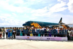 Chào đón phi hành đoàn và du khách trên chuyến bay đầu tiên của Vietnam Airlines từ thành phố Hồ Chí Minh về Điện Biên.