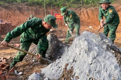 Chiến sĩ Bộ đội Biên phòng tỉnh Điện Biên đang làm nhà cho hộ nghèo bị thiên tai ở xã Xa Dung, tỉnh Điện Biên.