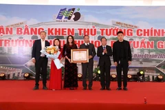 Thừa ủy quyền Thủ tướng Chính phủ, ông Nguyễn Minh Phú, Phó Chủ tịch Ủy ban nhân dân tỉnh Điện Biên trao Bằng khen của Thủ tướng Chính phủ tặng Công ty Trách nhiệm hữu hạn Giáo dục và thương mại, dịch vụ Hoa Ba tỉnh Điện Biên đã có thành tích trong kinh doanh và các hoạt động thiết thực vì cộng đồng.