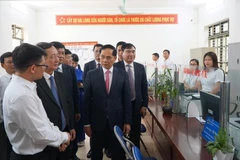 Phó Thủ tướng Chính phủ Bùi Thanh Sơn kiểm tra việc vận hành tại Trung tâm dịch vụ hành chính công xã Thanh An, tỉnh Điện Biên.
