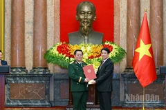 Chủ tịch nước Lương Cường trao Quyết định bổ nhiệm chức vụ Chủ nhiệm Tổng cục Chính trị Quân đội nhân dân Việt Nam, đồng thời thăng quân hàm cấp Thượng tướng lên cấp Đại tướng đối với đồng chí Nguyễn Trọng Nghĩa.