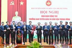 Lãnh đạo Ban Tuyên giáo và Dân vận Trung ương tặng hoa chúc mừng Đại tướng Nguyễn Trọng Nghĩa, Ủy viên Bộ Chính trị, Bí thư Trung ương Đảng, Ủy viên Ban Thường vụ Quân ủy Trung ương, Chủ nhiệm Tổng cục Chính trị Quân đội nhân dân Việt Nam.