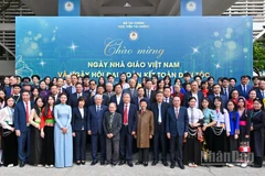 Phó Chủ tịch Quốc hội Đỗ Văn Chiến cùng các đại biểu và sinh viên Học viện Tài chính tại lễ kỷ niệm.