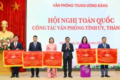 Thường trực Ban Bí thư Trần Cẩm Tú trao Cờ thi đua của Văn phòng Trung ương Đảng tặng các tập thể tại hội nghị.