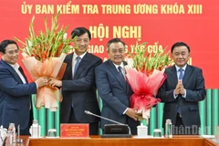 Thủ tướng Phạm Minh Chính và Thường trực Ban Bí thư Trần Cẩm Tú tặng hoa chúc mừng Bí thư Thành ủy Hà Nội Nguyễn Duy Ngọc và Chủ nhiệm Ủy ban Kiểm tra Trung ương Trần Sỹ Thanh.
