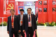 Các đại biểu tới dự phiên khai mạc Đại hội đại biểu toàn quốc lần thứ XIV Đảng Cộng sản Việt Nam. (Ảnh: TRẦN HẢI)