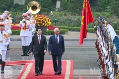 Chủ tịch nước Lương Cường và Chủ tịch Hội đồng châu Âu Antonio Costa duyệt Đội Danh dự Quân đội nhân dân Việt Nam tại lễ đón.