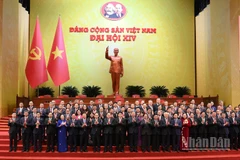 Các đồng chí lãnh đạo Đảng, Nhà nước với các đại biểu tại phiên trù bị Đại hội XIV của Đảng. (Ảnh: ĐĂNG KHOA)