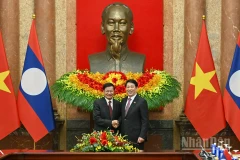 Chủ tịch nước Lương Cường và Tổng Bí thư, Chủ tịch nước Lào Thongloun Sisoulith. (Ảnh THỦY NGUYÊN)