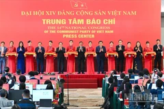 Thường trực Ban Bí thư Trần Cẩm Tú cùng các đại biểu cắt băng khai trương Trung tâm Báo chí Đại hội XIV của Đảng.