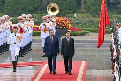 Tổng Bí thư Tô Lâm và Tổng Bí thư, Chủ tịch nước Lào Thongloun Sisoulith duyệt Đội Danh dự Quân đội nhân dân Việt Nam.