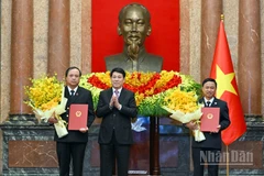 Chủ tịch nước Lương Cường trao Quyết định bổ nhiệm, tặng hoa chúc mừng các đồng chí Lê Tiến và Nguyễn Biên Thùy.