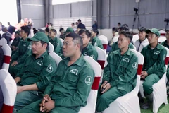 Công nhân Nhà máy chế biến mủ cao-su Điện Biên vô cùng xúc động khi chứng kiến Lễ cắt băng, khánh thành đưa Nhà máy vào hoạt động, kể từ ngày 19/12/2025.