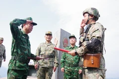 Lực lượng tuần tra thuộc Đồn Biên phòng A Pa Chải và Trạm Hội ngộ Hội đàm Kim Bình bắt đầu nghi thức phối hợp tuần tra từ mốc giới số 3 đến mốc giao điểm đường biên giới ba nước Việt Nam-Trung Quốc-Lào. (Ảnh: ANH DŨNG)