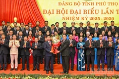 Chủ tịch nước Lương Cường trao Quyết định của Bộ Chính trị và tặng hoa chúc mừng Ban Chấp hành Đảng bộ tỉnh Phú Thọ nhiệm kỳ 2025-2030.
