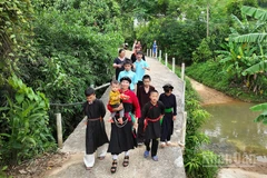 Cô Hoàng Thị Vỵ dẫn các em ra ngoài học trải nghiệm.