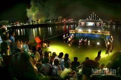 Toàn cảnh buổi biểu diễn rối nước tại ngày hội của địa phương.