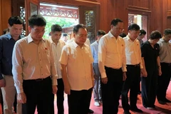 Đồng chí Trần Quang Phương và Đoàn công tác dâng hương tưởng niệm Đại tướng Võ Nguyên Giáp tại Nhà tưởng niệm Đại tướng Võ Nguyên Giáp thuộc Khu di tích Sở Chỉ huy chiến dịch Điện Biên Phủ. 