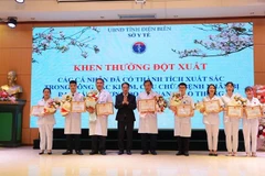 Đồng chí Phạm Giang Nam, Giám đốc Sở Y tế tỉnh Điện Biên trao Bằng khen của Chủ tịch Ủy ban nhân dân tỉnh Điện Biên và Giấy khen của Sở Y tế tặng các cá nhân có thành tích cứu chữa, phẫu thuật người bệnh. 