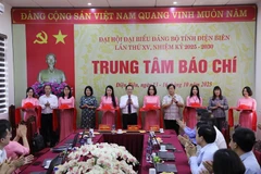 Đồng chí Mùa A Sơn, Phó Bí thư Thường trực Tỉnh ủy Điện Biên và đại diện lãnh đạo Ủy ban nhân dân tỉnh, các ban, ngành cắt băng khai trương hoạt động Trung tâm Báo chí phục vụ Đại hội Đảng bộ tỉnh lần thứ 15, nhiệm kỳ 2025-2030.