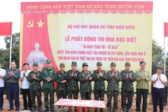 Đại tá Nguyễn Trung Đắc cùng đại diện lãnh đạo các đơn vị, chính quyền các xã: Xa Dung, Na Son, Tìa Dình, Phình Giàng chứng kiến các đơn vị biểu thị quyết tâm thi đua làm nhà ở cho nhân dân vùng thiên tai.