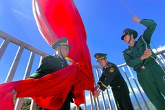 Các chiến sĩ Đồn biên phòng A Pa Chải chuẩn bị cho nghi lễ kéo cờ tại Cột cờ A Pa Chải.