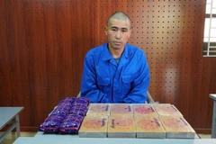 Đối tượng Tráng A Páo cùng tang vật tại cơ quan công an. (Ảnh: CÔNG AN ĐIỆN BIÊN)