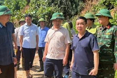 Các đồng chí lãnh đạo tỉnh Điện Biên cùng lãnh đạo xã Na Son trực tiếp chỉ đạo khắc phục hậu quả lũ quét tại địa bàn.