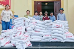 Chia sẻ khó khăn với người dân vùng lũ tại Điện Biên, hiện đã có nhiều đoàn từ thiện đem gạo, thực phẩm thiết yếu về hỗ trợ.