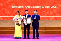 Đồng chí Trần Tiến Dũng, Bí thư Tỉnh ủy Điện Biên trao Giải A - Giải Búa liềm vàng tỉnh Điện Biên lần thứ 10 cho phóng viên Đào Phương (đại diện nhóm tác giả) và phóng viên Võ Văn Tâm thuộc cơ quan Báo và Phát thanh, Truyền hình tỉnh Điện Biên. (Ảnh: VĂN QUYẾT)