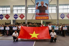 Vận động viên các đoàn thực hiện nghi thức chào cờ trước khi bước vào Hội thi thể thao các dân tộc thiểu số tỉnh Điện Biên. 