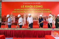 Bí thư Tỉnh ủy Trần Quốc Cường cùng các đại biểu thực hiện nghi thức khởi công công trình. 