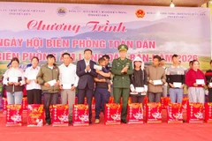 Lãnh đạo Ban Chỉ huy Bộ đội Biên phòng tỉnh Điện Biên cùng lãnh đạo Ủy ban Mặt trận Tổ quốc Việt Nam tỉnh Điện Biên trao quà Tết tặng các gia đình chính sách, hộ nghèo ở xã biên giới Quảng Lâm, tỉnh Điện Biên.