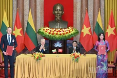 Chủ tịch nước Lương Cường và Tổng thống Litva Gitanas Nauseda chứng kiến Lễ ký Bản ghi nhớ giữa Bộ Công thương nước Cộng hoà xã hội chủ nghĩa Việt Nam và Bộ Năng lượng nước Cộng hoà Litva về hợp tác trong lĩnh vực năng lượng.