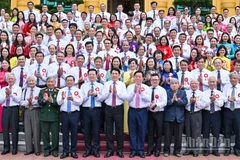 Chủ tịch nước Lương Cường cùng các đại biểu và các nhà báo, người làm báo tiêu biểu tại buổi gặp mặt.