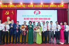 Phó Bí thư Đảng ủy các cơ quan Đảng Trung ương Nguyễn Thị Hoàng Vân tặng hoa chúc mừng Ban Chấp hành Đảng bộ cơ quan Tạp chí Cộng sản, nhiệm kỳ 2025-2030.