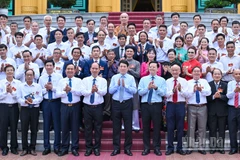 Chủ tịch nước Lương Cường với các nghệ nhân làng nghề tiêu biểu toàn quốc và các đại biểu tại buổi gặp mặt.