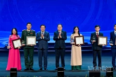 Chủ tịch Quốc hội Trần Thanh Mẫn và Trưởng Ban Nội chính Trung ương Phan Đình Trạc trao giải A cho các tác giả, đại diện nhóm tác giả đạt giải.