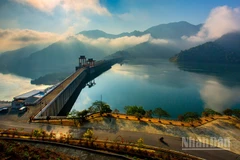 Nắng sớm trên đập thủy điện Sơn La.