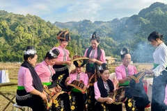 Phụ nữ Thái làm duyên trên sàn Hạn Khuống tại Hội xuân Sam Mứn, tỉnh Điện Biên.