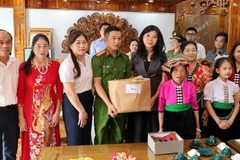 Phu nhân Tổng Bí thư thăm, tặng quà thương binh Lò Đức Tiến, Công an xã Vân Hồ, tỉnh Sơn La.